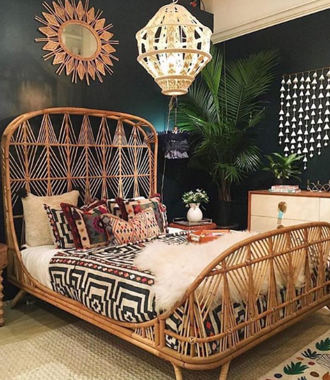 groot bed rotan hout riet bamboe groene muur slaapkamer