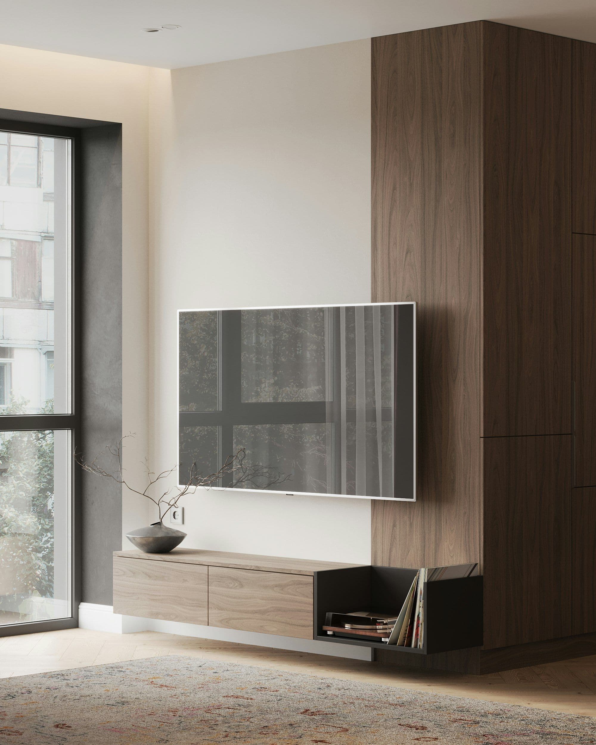 Rustige woonkamer met een zwevend tv-meubel van licht hout onder een tv aan een witte wand, naast een walnoothouten kastwand.