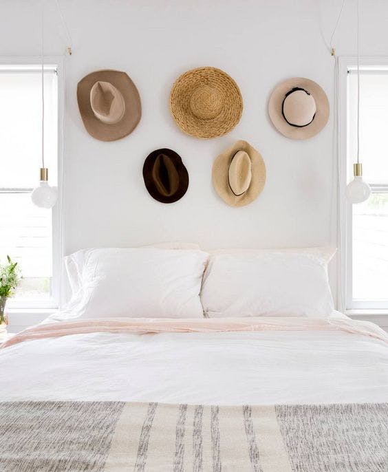 slaapkamer-met-hoeden