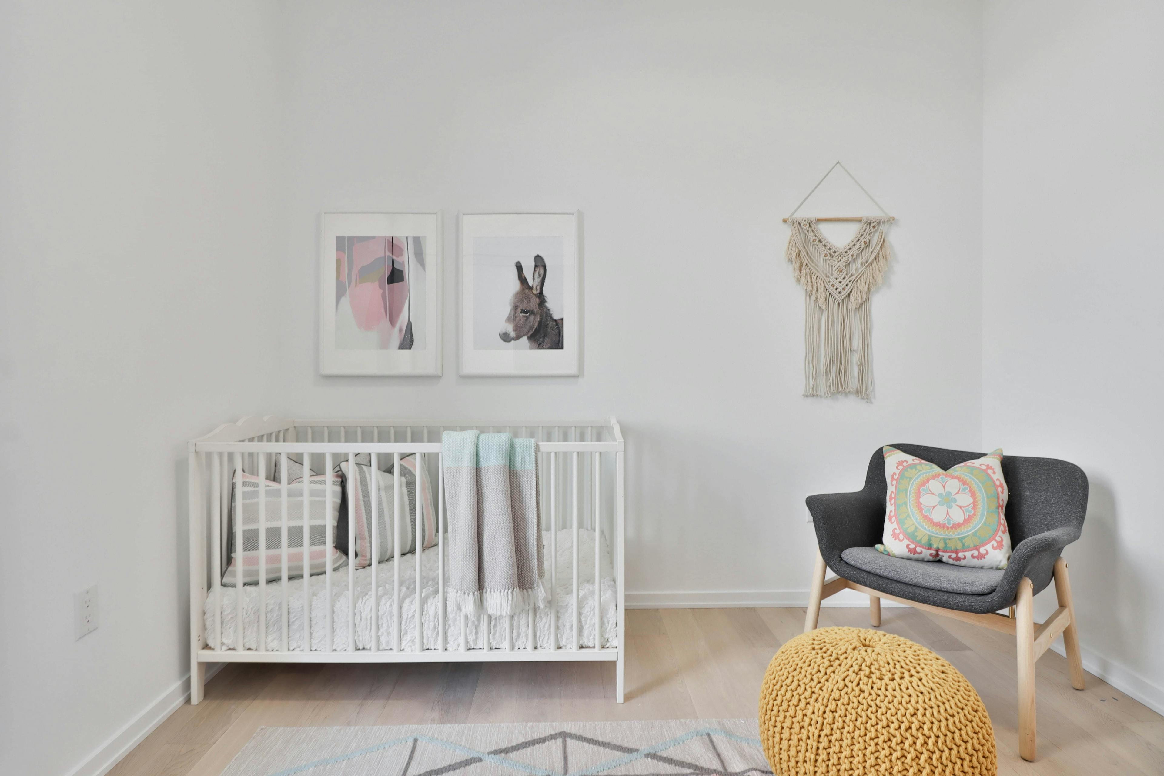 minimalistisch-wit-babykamer