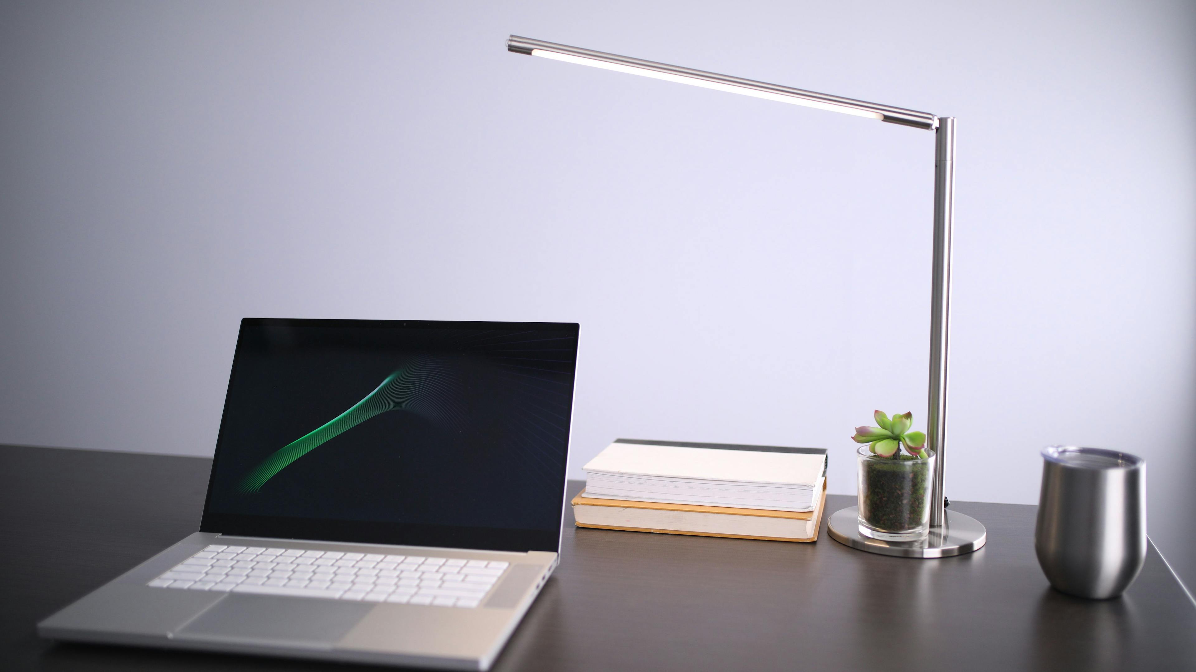 minimalistisch-verlichting-bureaulamp