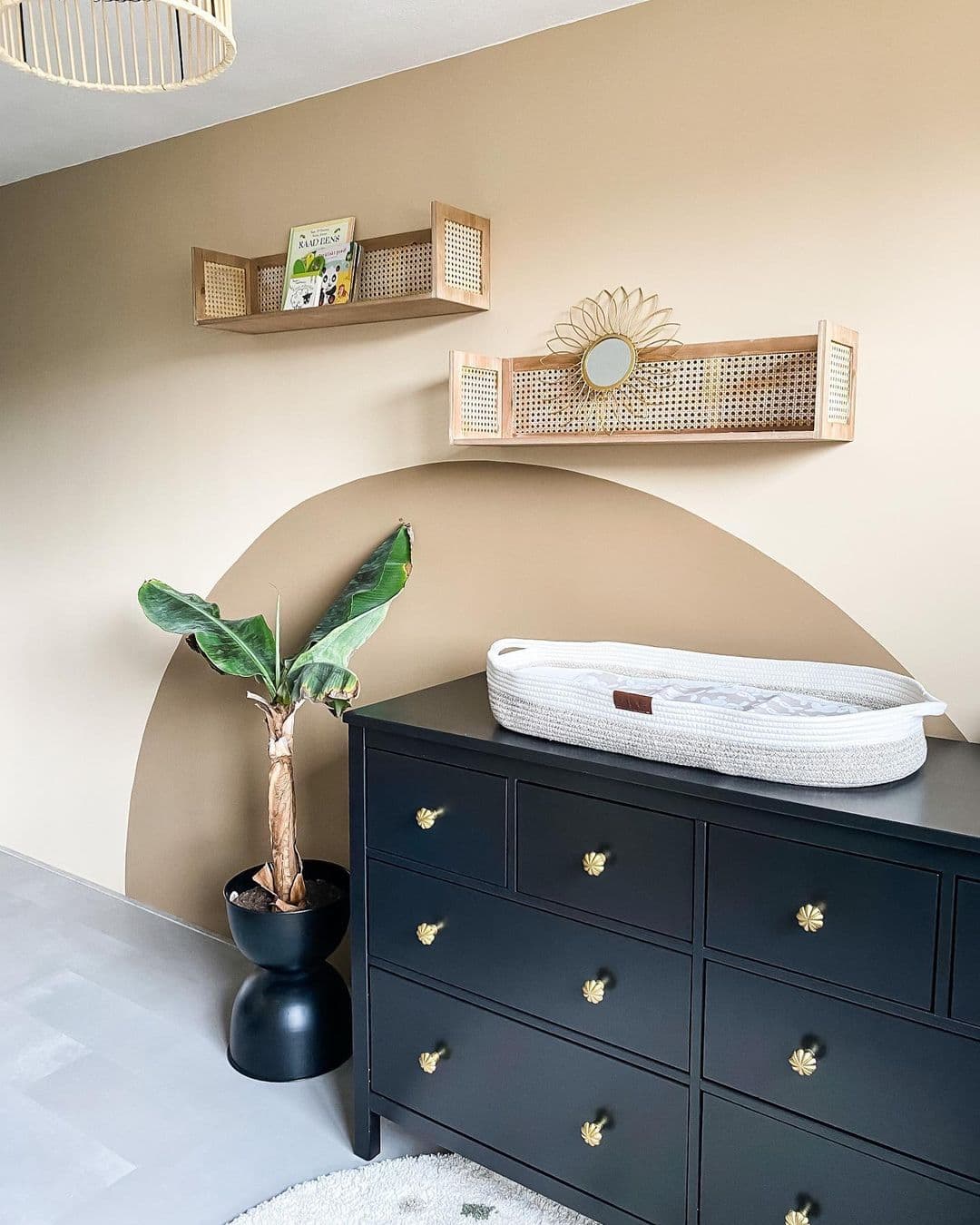 commode-babykamer-muur