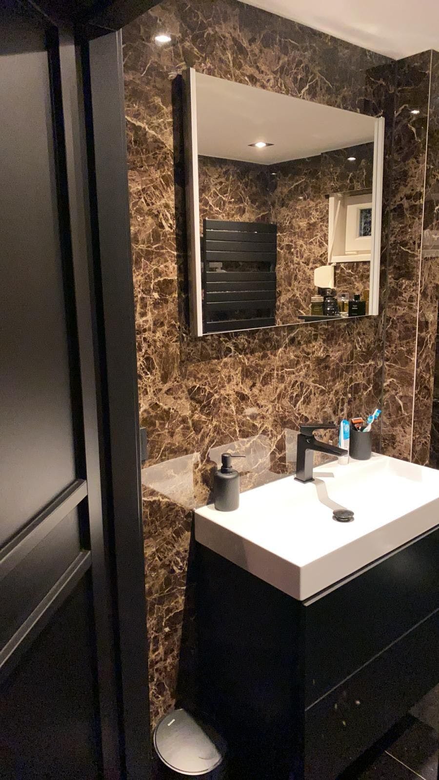 bruin-tegels-badkamer