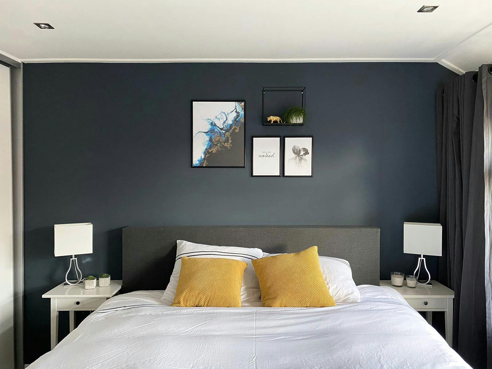 slaapkamer blauwe muur boxspring