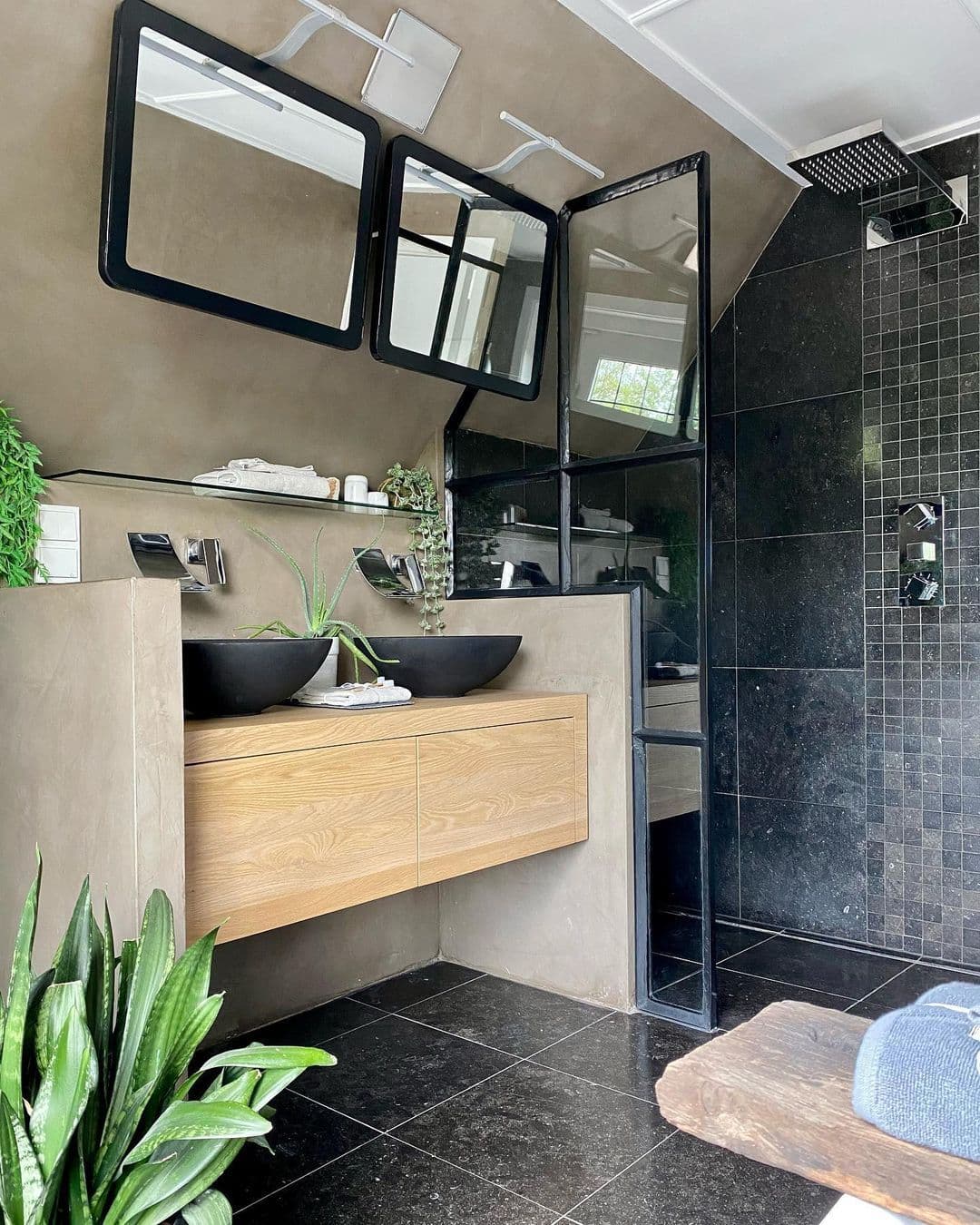 zwarte-badkamer-betonlook